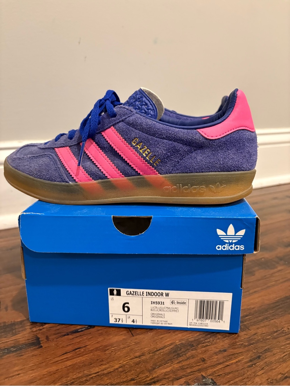 adidas Gazelle US6 Shoe - blue with Pink Stripes